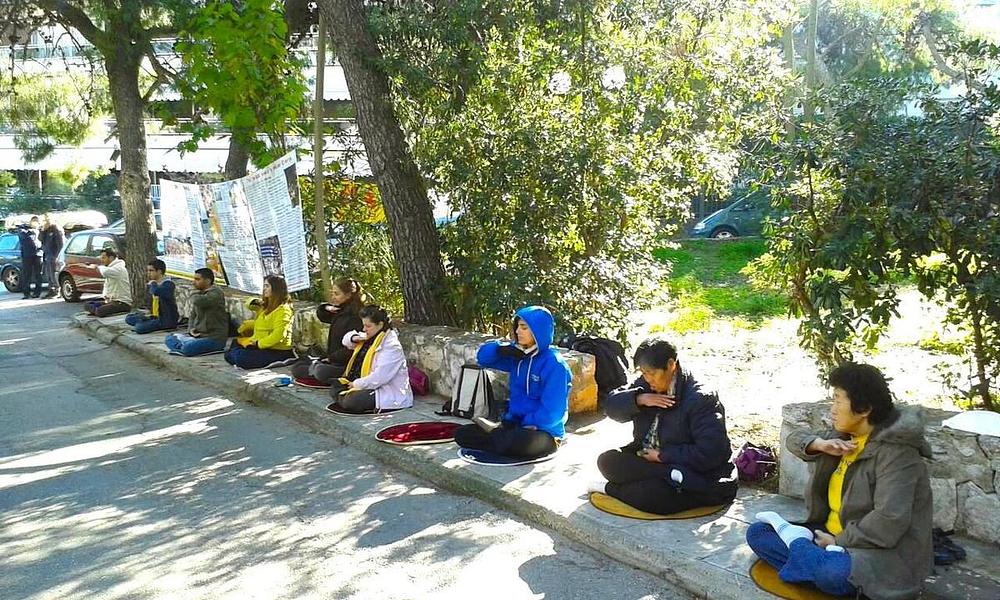 Protest ispred kineske ambasade u Atini