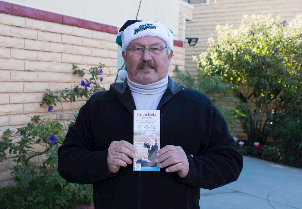 Danny Sroggins, jedan od organizatora, drži u rukama Falun Gong letak.
