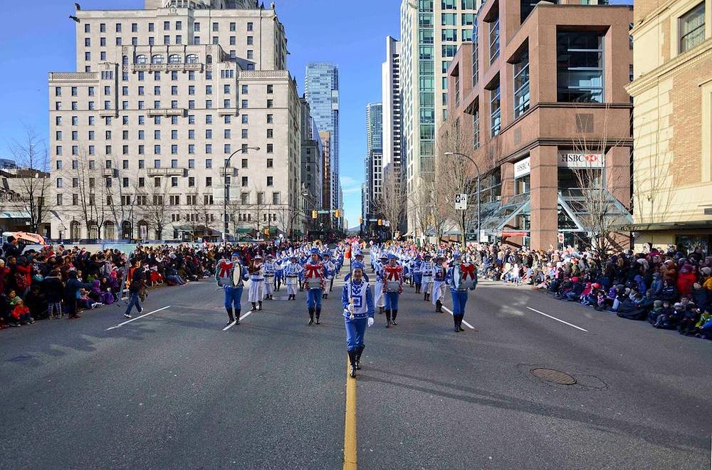 Tian Guo marširajući orkestar je učestvovao na Božićnoj paradi u Vankuveru u Kanadi 4, decembra 2016. godine.