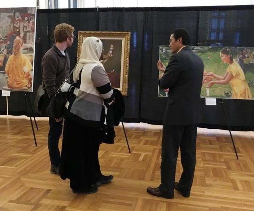 Nakon što je pogledala izložbu jedna se  djevojka se vratila i dovela svoga prijatelja. Zatražila je od praktikanta da mu objasne Falun Gong i progon u Kini.