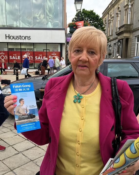 Gđa Gipson je potpisala peticiju podrške naporima Falun Gong praktikanata za okončanje progona u Kini.