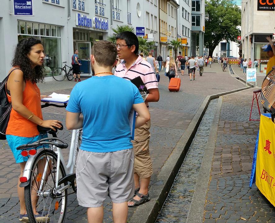 Gđa Khoury, čiji su roditelji pobjegli iz bivšeg Sovjetskog saveza, je upoznata sa kršenjem ljudskih prava u komunističkim zemljama. Ona je potpisala peticiju i sugerisala da praktikanti trebaju otići u medicinsku školu na univerzitetu u Frajburgu i pozvati nastavnike i studente da se uključe u okončanje žetve organa.