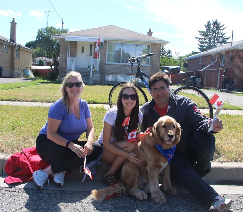 Liselle, njen muž Mike i kćerka July gledaju Falun Gong svake godine na ovoj paradi. „Oni sa tako puni energije i donose mir gledaocima.“ Mike se rastužio kad je čuo da progon Falun Gonga još uvijek traje. „Kada ljudi tokom parade vide ljepotu Falun Gonga oni nisu svjesni priče koja stoji iza njih. Na internetu ću pogledati na koji način im mogu pomoći i nadam se da će više ljudi dići svoj glas da im pomognu u miroljubivom otporu.“ 
