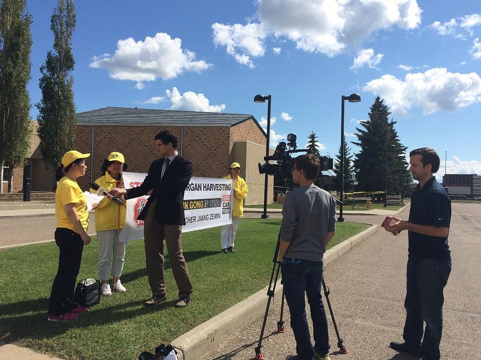 TV stanica u Lloymineteru je intervjuisala praktikante.