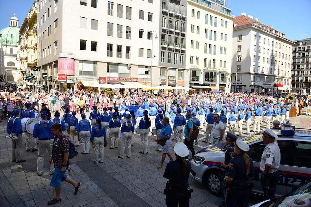 Skup i muziciranje Tian Guo marširajućeg orkestra je privuklo mnogo ljudi. 