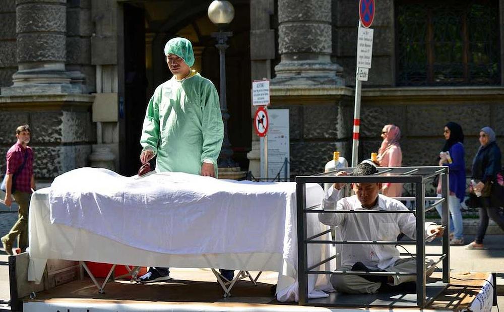 Uprizorenje ubijanja praktikanata Falun Gonga zbog uzimanja njihovih organa koje se vrši pod okriljem kineskog režima. 