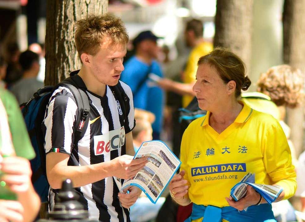 Prolaznik od praktikantice saznaje činjenice o Falun Gongu.  