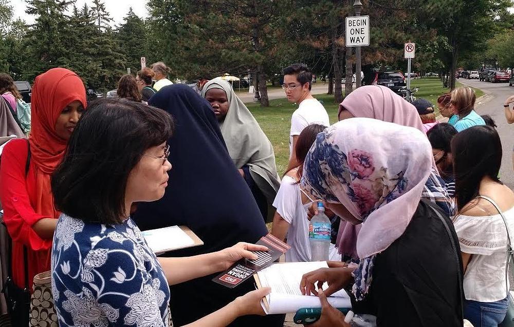 Ljudi potpisuju peticiju kojom podržavaju miroljubivi otpor Falun Gonga. 