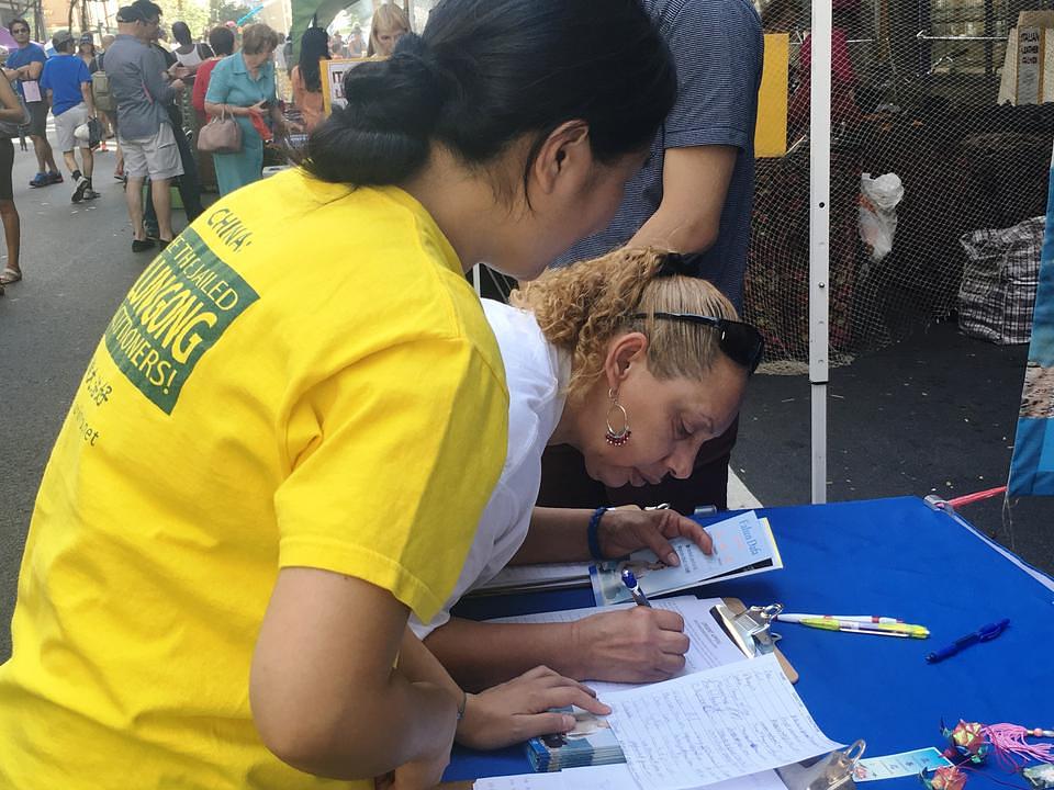 Falun Gong štand na uličnom vašaru na Manhatanu. 