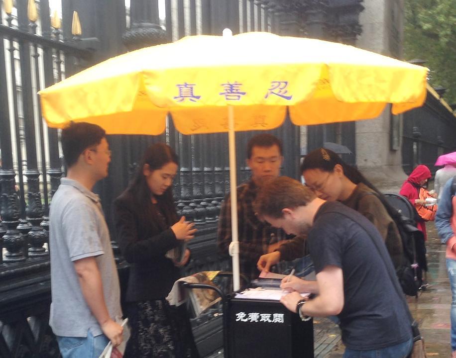 Potpisivanje peticije i osuda progona. 