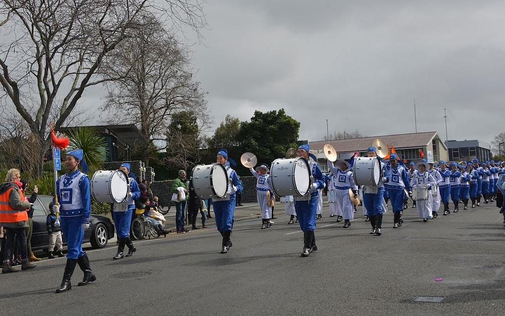 Tian Guo stupajući Falun Gong orkestar na paradi.