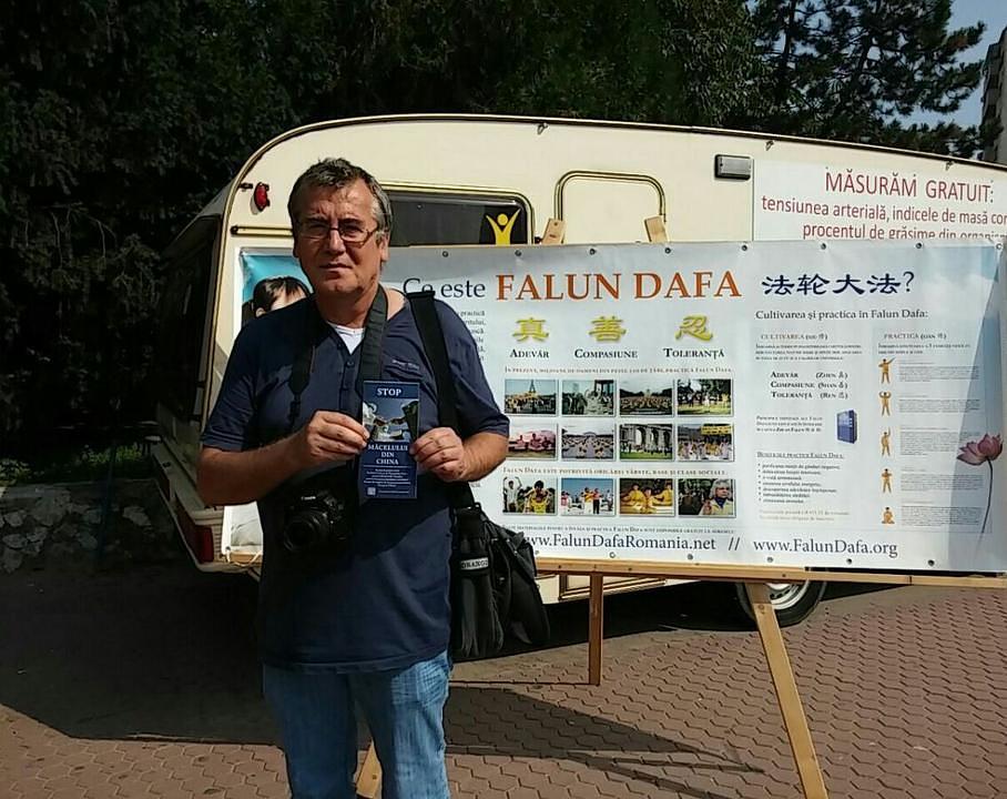 Matei, reporter sa Ziar onlajn de Ceras-Severin novina, namjerava da napiše produbljeni članak o progonu.