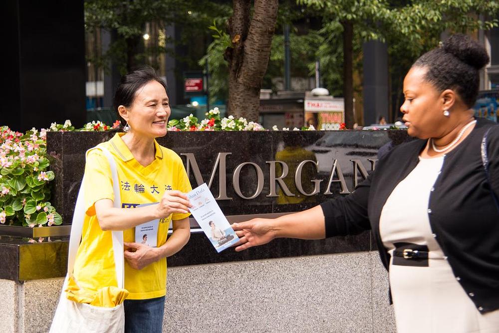 Praktikanti Falun Gonga na Manhatanu dijele informativne materijale podižući svijest javnosti o progonu u Kini. 