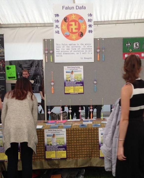 Falun Gong štand na sajmu orjentacije. 