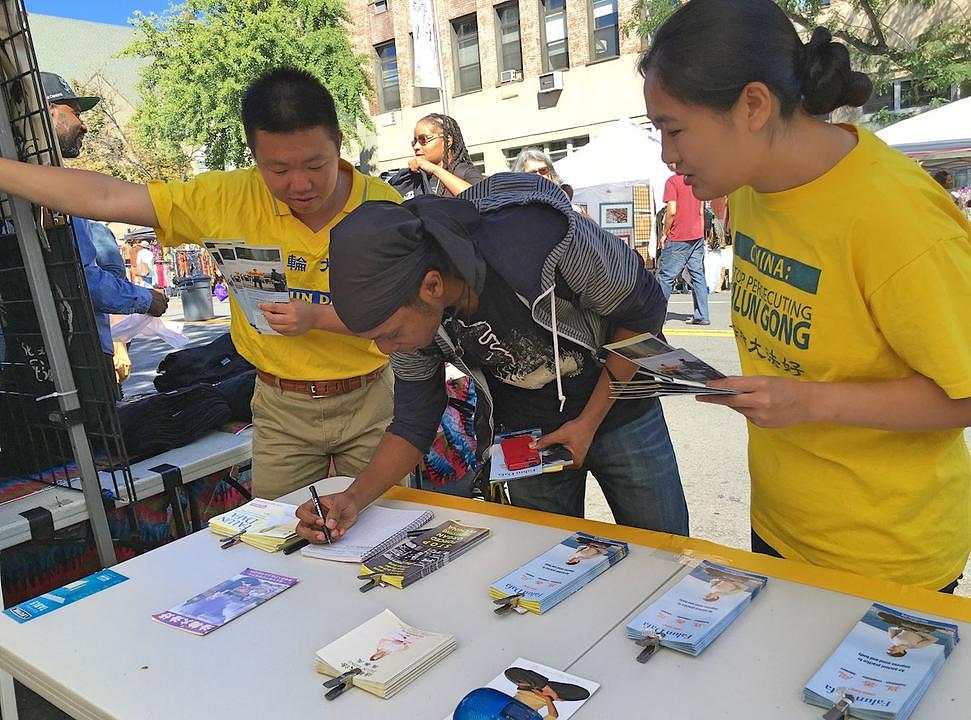 Derrick Raphael se upisao za prisustvovanje seriji predavanja.