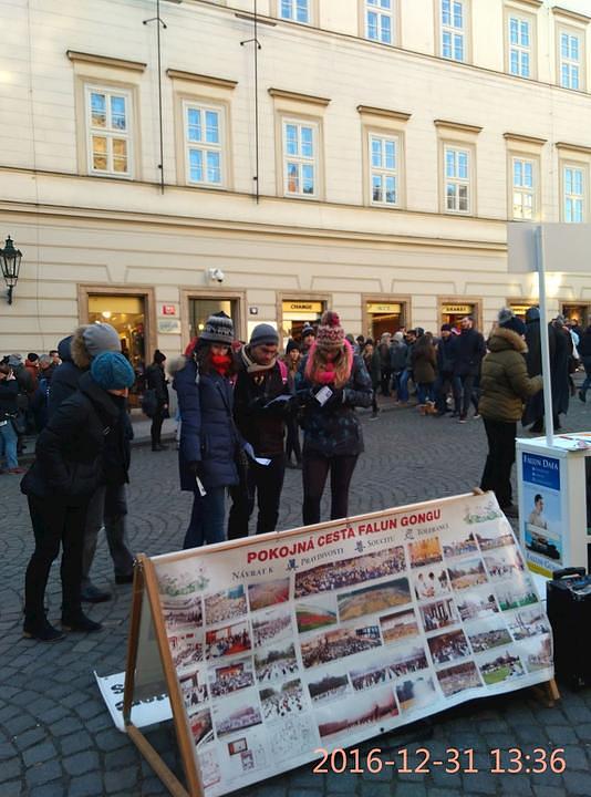 Turisti čitaju informativne plakate.