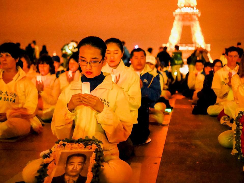Bdijenje sa svijećama na Trgu ljudskih prava (Parvis des Droits de l