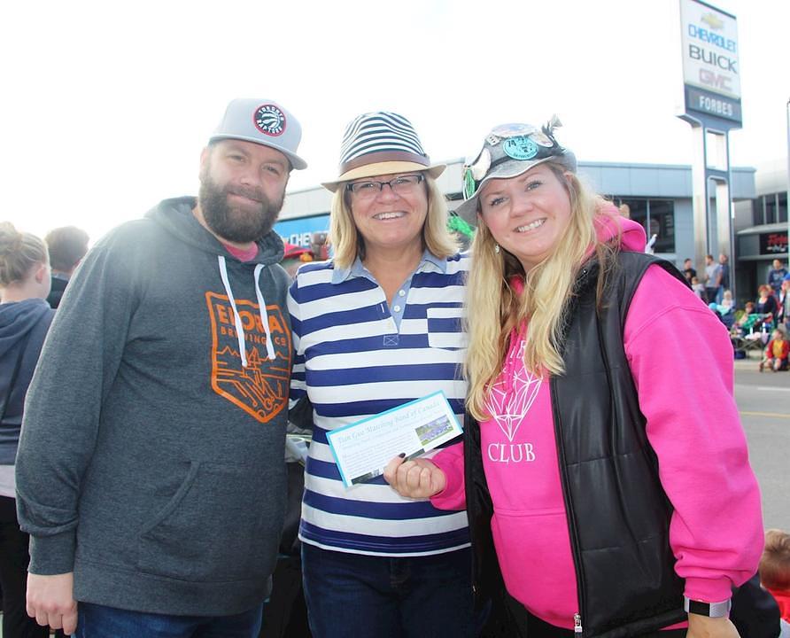 Stanovnica Waterlooa Jenifer (desno) sa svojim prijateljima
