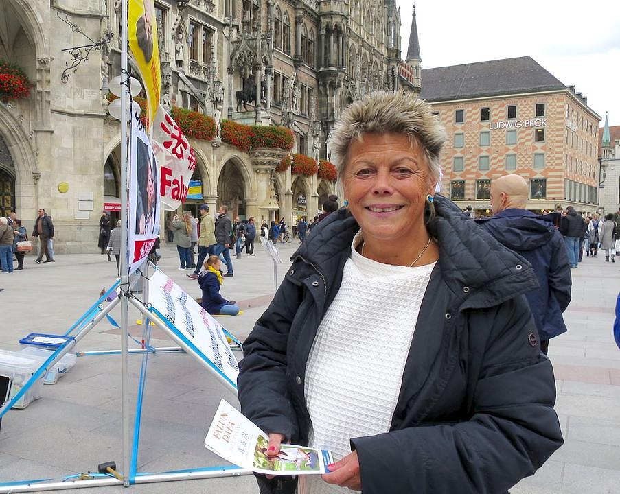 Tetra Lank, lokalna ljekarka se nada da će njen potpis pomoći u zaustavljanju progona. Ona smatra da progon Istinitost-Dobrodušnosti-Tolerancije predstavlja katastrofu.
