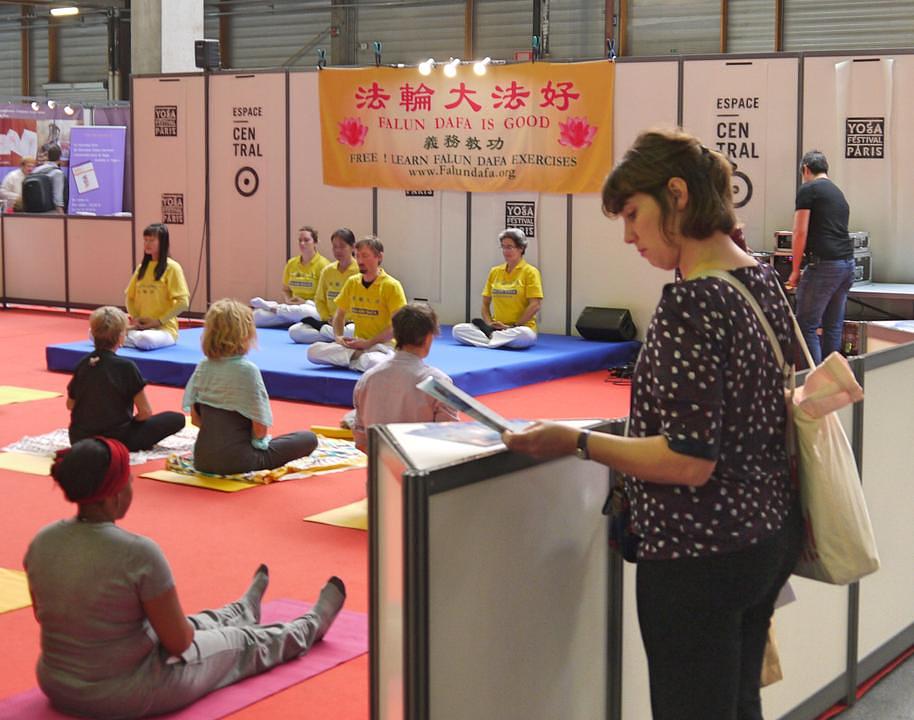 Ljudi postavljaju pitanja i čitaju letke.