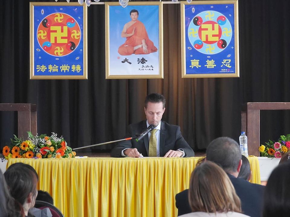  Cristopher govori na konferenciji