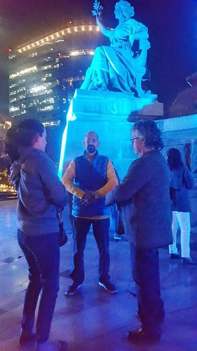 Prolaznici uče vježbe 