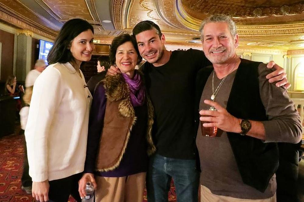 Matthew Martinez (drugi s desna) sa porodicom u dvorani Palace pozorišta u Waterburyju u Connecticutu 23. decembra 2017.