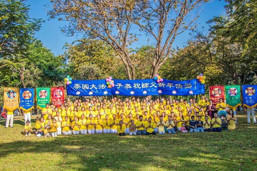 Praktikanti s Tajlanda s poštovanjem žele srećnu Novu Godinu Učitelju!
