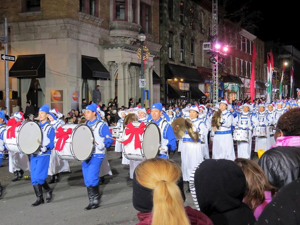 Praktikantski Tian Guo Marching Band učestvuje na QVC-ovoj West Chester Božićnoj paradi koja je održana 1. decembra 2017. godine.