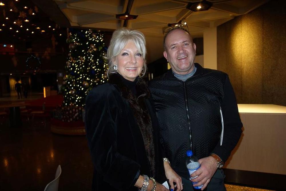 Ray Mackley, direktor u Odjeljenju nacionalne odbrane Kanade sa suprugom Manjom na predstavi Shen Yuna u Ottawi 30. decembra 2017. godine