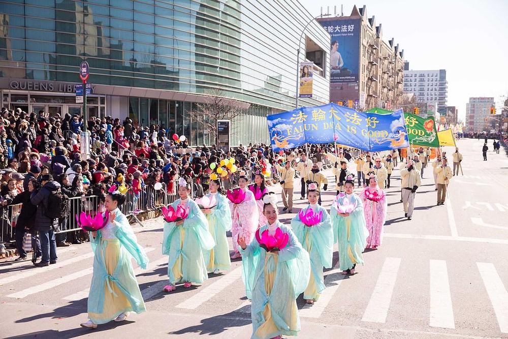 Nebeske djevojke su išle iza zmajevih plesača.