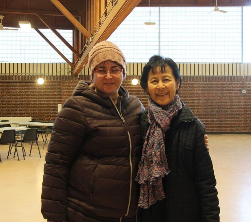 Elham (lijevo) na lokalnom vježbalištu skupa sa drugom praktikanticom.