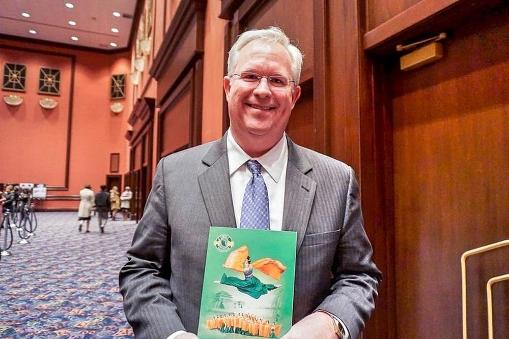 John Hunt, stariji potpredsjednik u Itasca Bank & Trust. Co., na Shen Yun predstavi u Rosemontu u Illinoisu 10. marta 2017. godine.