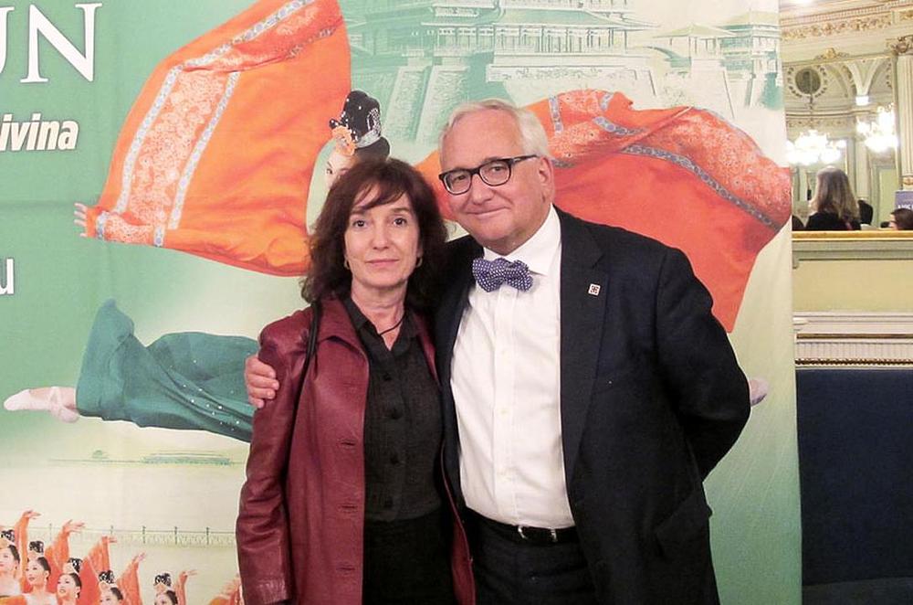 Predsjednik španskog Nacionalnog vijeća za kulturu i umjetnost sa njegovom suprugom na Shen Yun predstavi u Barceloni 15. aprila 2017. godine.