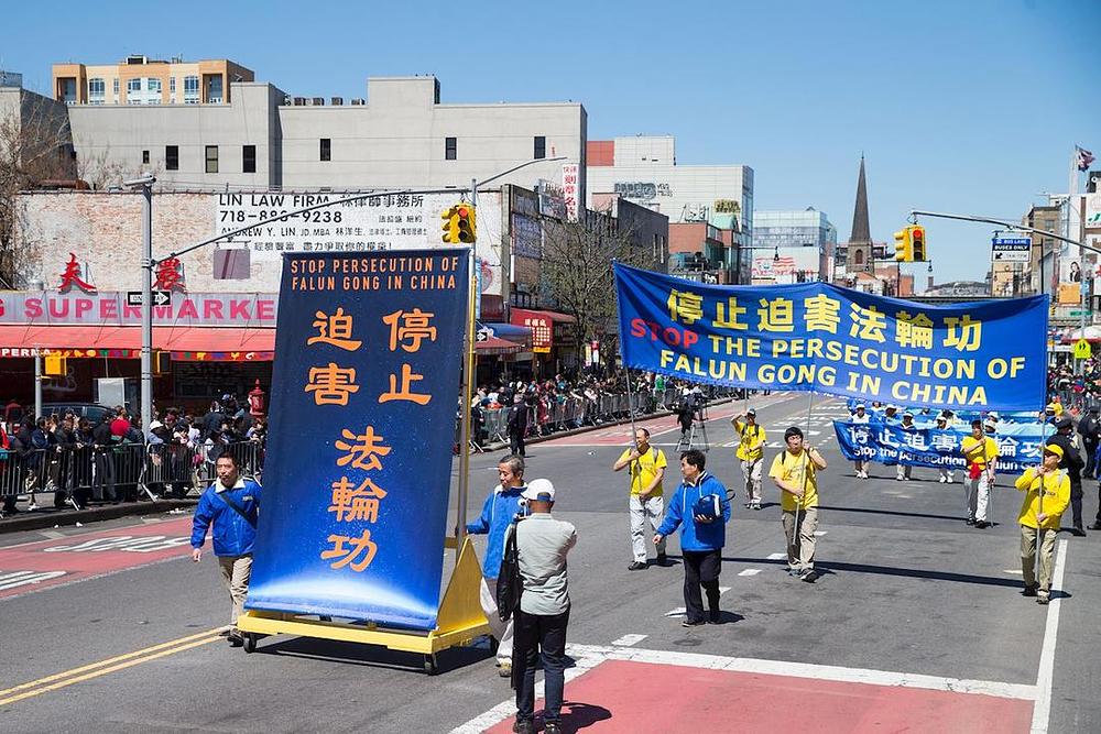 Transparent koji poziva na zaustavljanje progona.