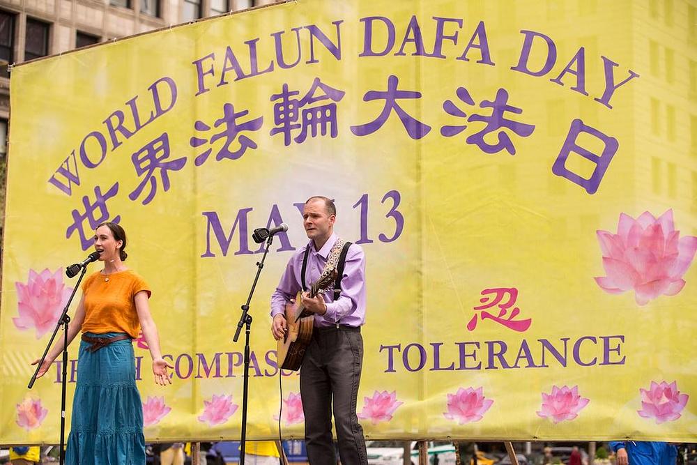 Dvoje zapadnjačkih praktikanata izvode vlastitu kompoziciju