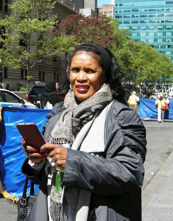 Vanessa, gradski planer iz Washingtona, je gledala paradu. Gledajući paradu osjetila je mir i postala smirena. Veoma je sretna što vidi tako puno ljudi iz raznih zemalja i raznih rasa kako slave ovaj poseban dan.