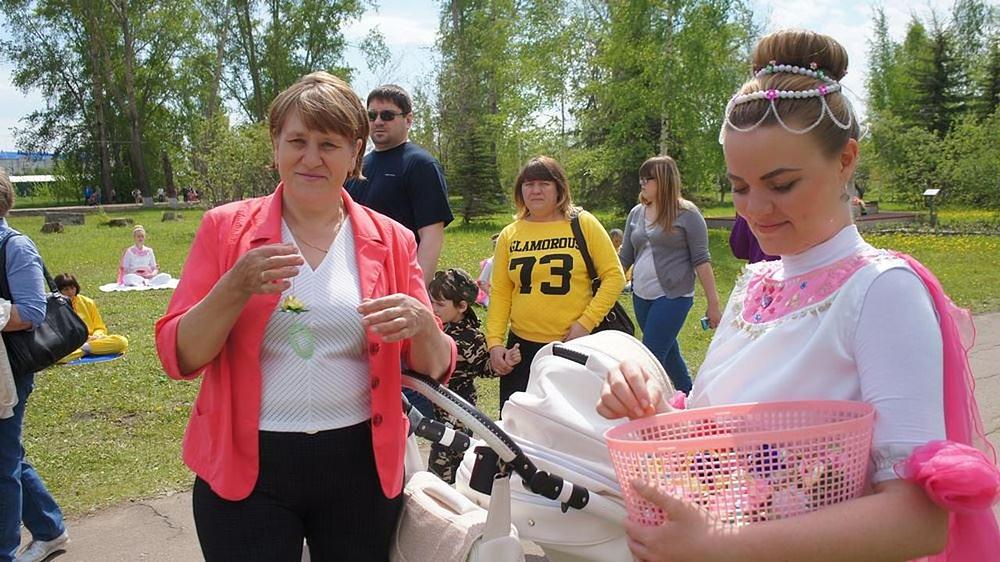 Jedna prolaznica drži cvijet u programu Latice oko svijeta