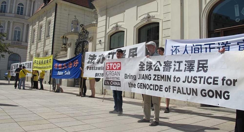 Praktikanti drže transparente ispred Predsjedničke palače u Varšavi