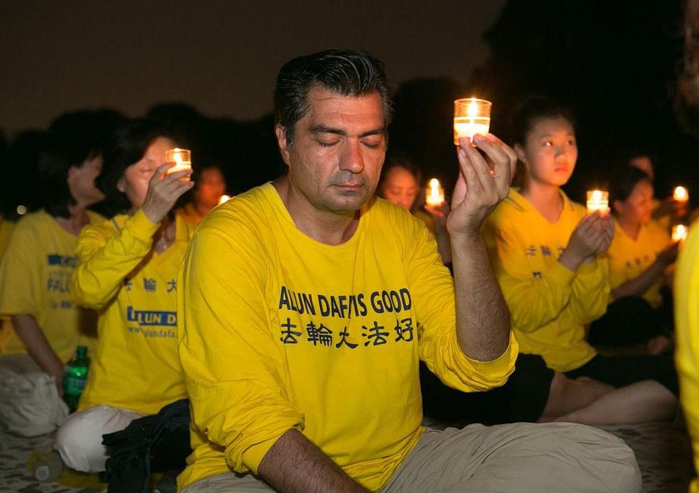 Praktikanti u Washingtonu na bdijenju uz svijeće