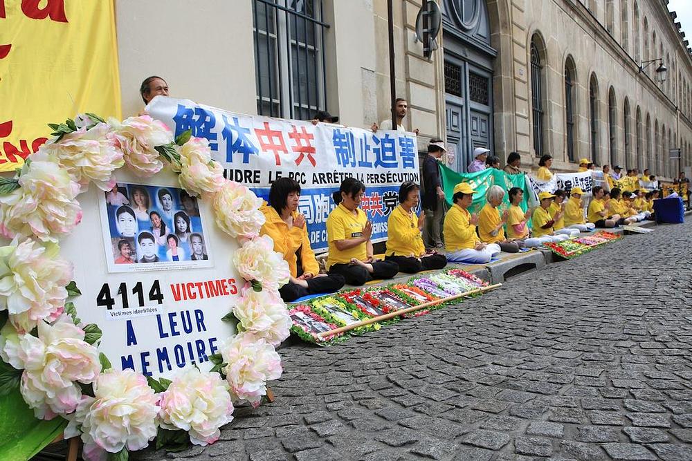 Skup ispred kineske ambasade u Parizu