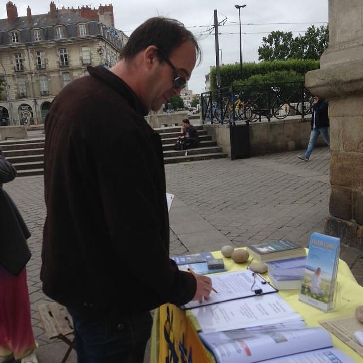 Doktor Thomas, potpisnik peticije 