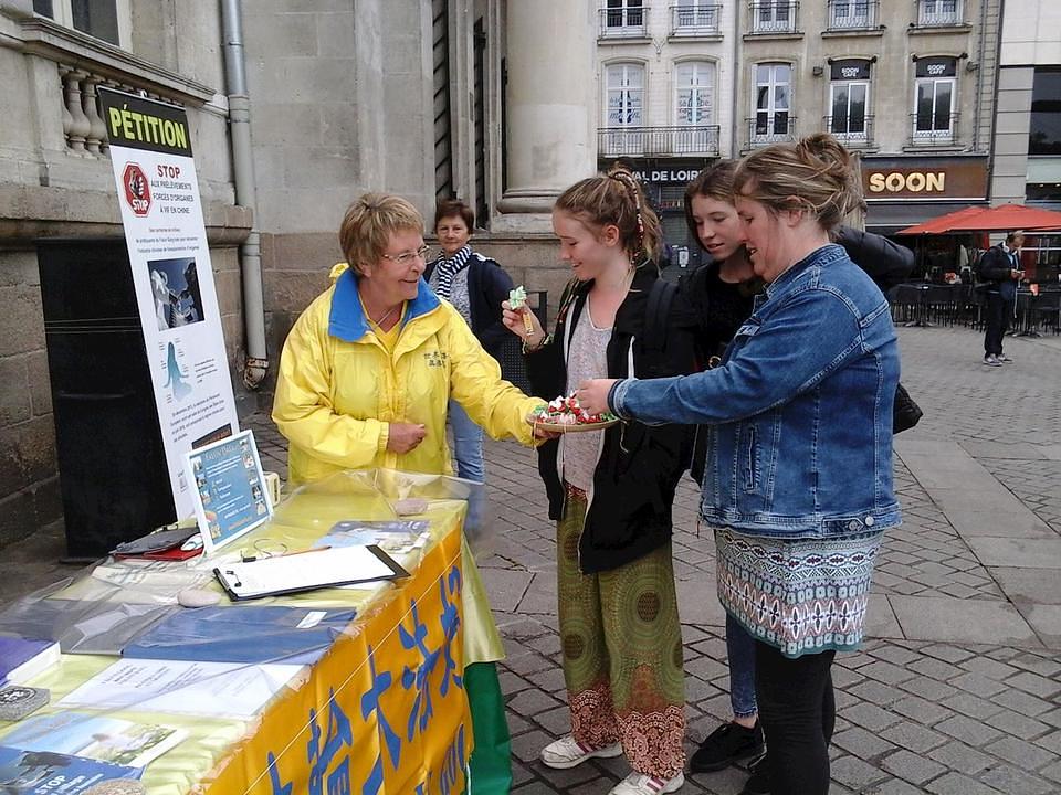 Majka i kćer su dobile papisnato lotosovo cvijeće nakon što su potpisale peticiju 