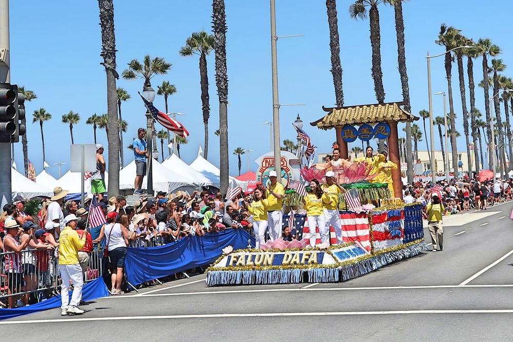 Falun Gong grupa na najvećoj paradi održanoj u povodu 4. jula na Zapadnoj obali