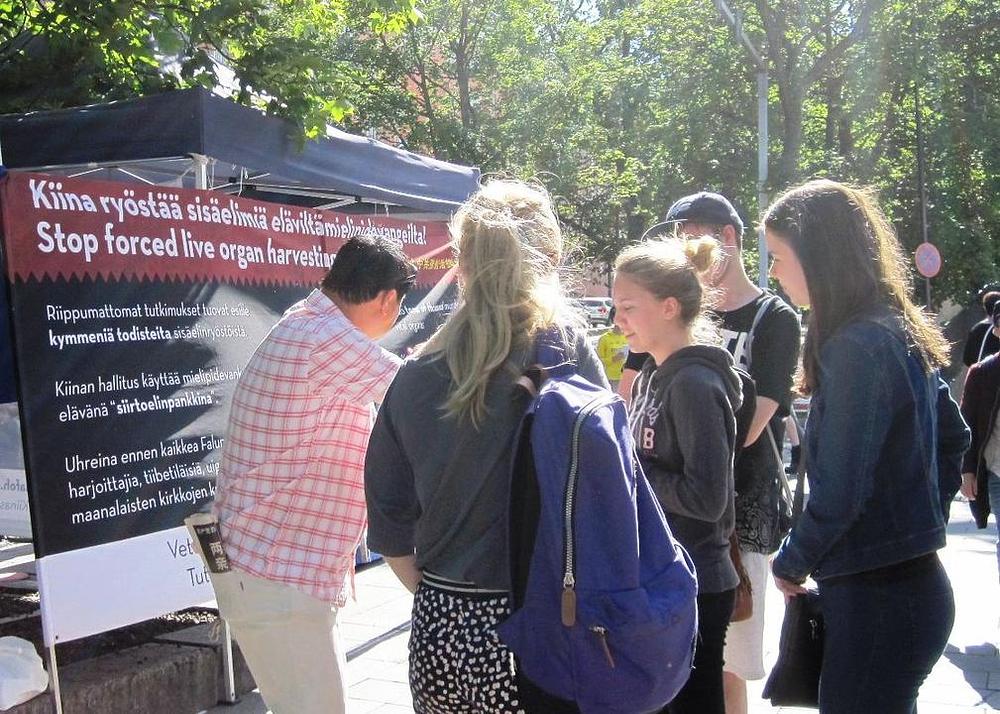 Ljudi uče o Falun Gongu