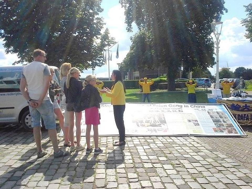 Štand Falun Gonga na ulazu u sajam