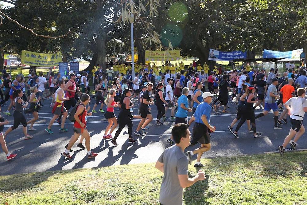 Trkači prolaze pored istaknutih transparenata i demonstracije vježbi.