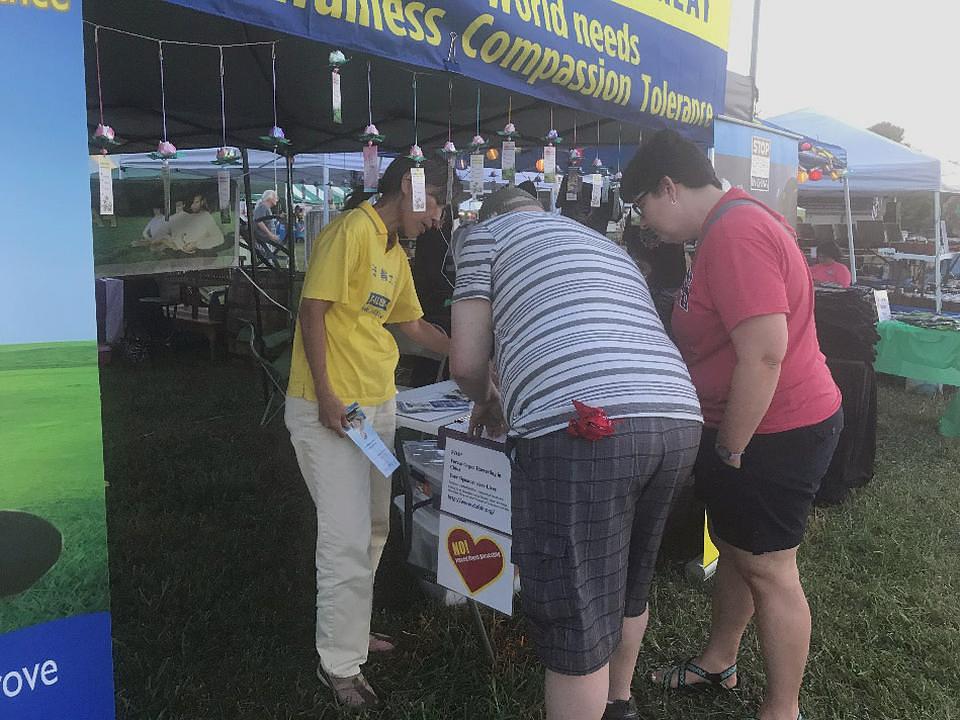 Porodica iz Ohija potpisuje peticiju podržavajući miroljubivi otpor Falun Gonga protiv progona ove prakse u Kini, koji traje već 18 godina.