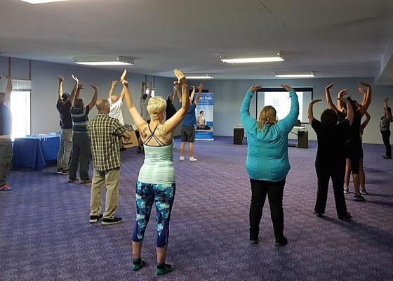 Učenje Falun Gong vježbi za vrijeme uvodne radionice u Winnipegu