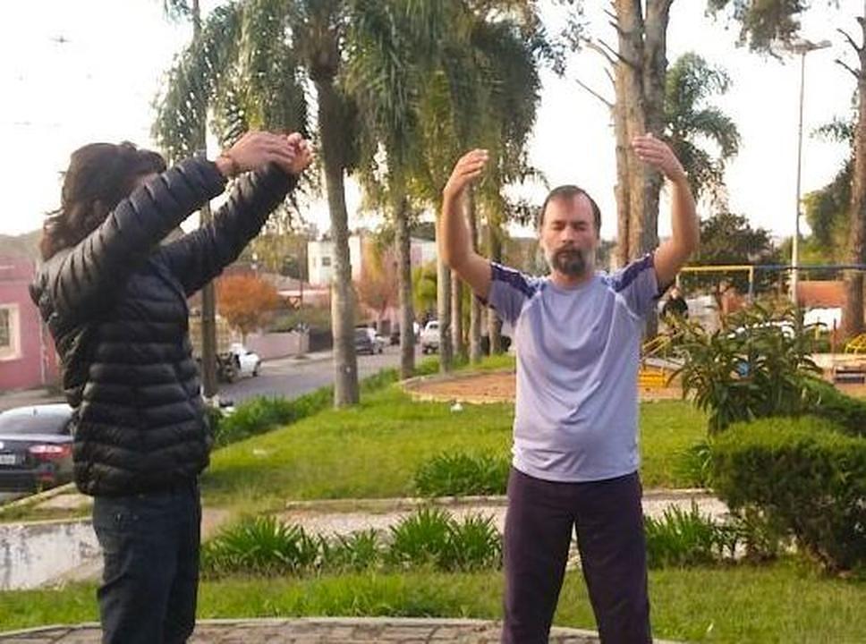 Prakticiranje Falun Gonga na trgu u centru Palmeire